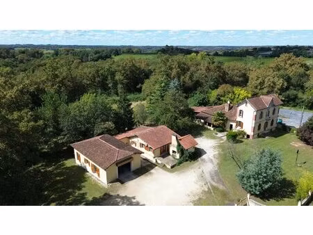 ensemble immobilier composé de 2 maisons d'habitation avec dépendances sur un terrain de 1