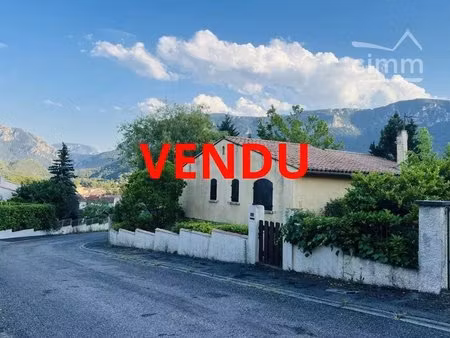 vendu charmante maison de plain pied et son terrain arboré