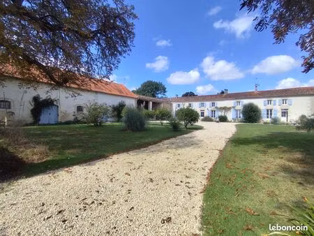 ensemble immobilier 15 pièces  possibilité gites 15 mn gare de surgères - 20 mn autoroute 