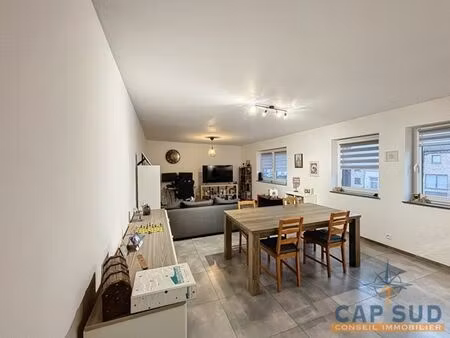 grand appartement de deux chambres situé à trazegnies.