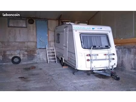 emplacement pour fourgon aménagé dans un bâtiment fermé et bétonné