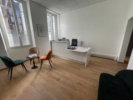 location bureau 4 pièces 85m2 aix-en-provence 13100 - 2500 € - surface privée