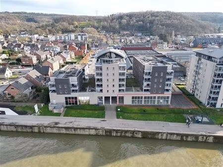 spacieuse surface commerciale