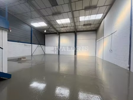 location commerce 350 m² à chassieu (69680)
