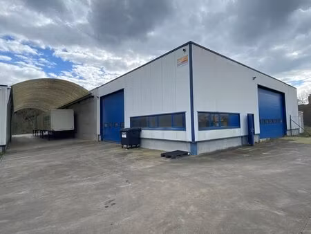 grand entrepôt de 1200m² - 3 portes sectionnelles - 5m haut