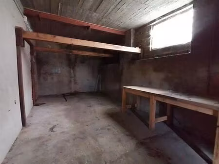 sur les hauteurs de nameche  petit entrepot de +/-35 m².