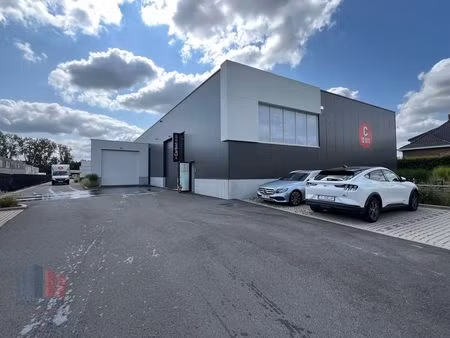 788 m² d'entrepôt avec 220 m² de bureaux près de monssest...