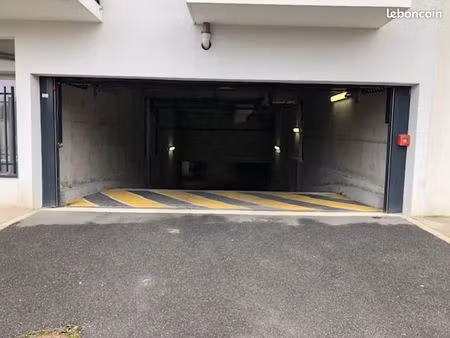 1 place de parking en sous sol à bailly boulevard des sports