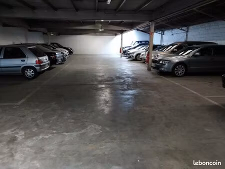 parking couvert  fermé et sécurisé pour emplacement voiture/moto