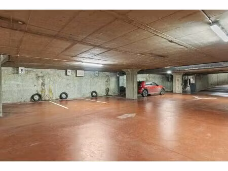 gelijkvloerse autostaanplaats vlakbij grote markt in sint-niklaas