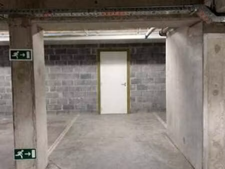 waterloo | parkings intérieurs avec caves à saisir