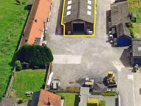 vaste entrepôt de +/- 317m² pour 1300€/mois + pi 200€/mois