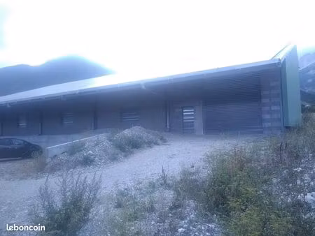 local de 480 ² situé à la roche des arnauds za les iscles