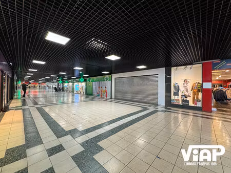 local commercial dans importante galerie marchande