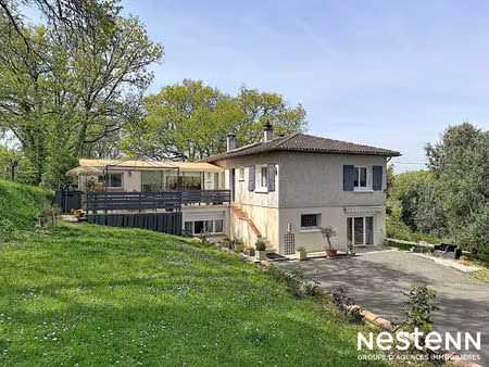 a vendre maison auch 6 pièces 144 m2 terrain clôturé de 2500m2 avec garage.