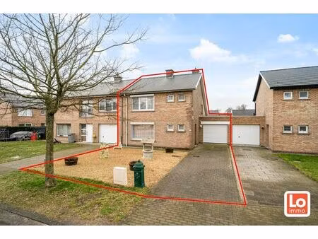 verkocht! heel rustig gelegen op te frissen halfopen woning op wandelafstand van het verni