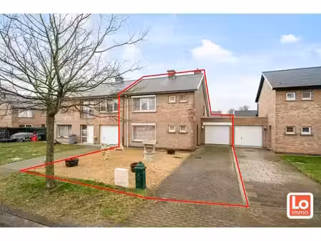 verkocht! heel rustig gelegen op te frissen halfopen woning op wandelafstand van het verni