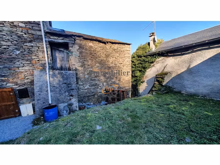 vente maison de hameau à rénover avec jardinet non attenant.
