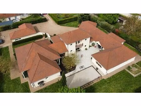 maison contemporaine de 363m² avec piscine intérieure  7 chambres  dépendances  4770m² de 