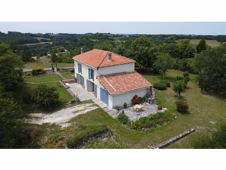 maison de village avec une magnifique vue et un beau parc ar