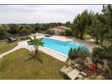 magnifique villa de 9 pièces avec vue sur la rivière  piscin