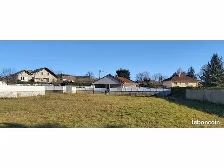 terrain plat  viabilisé et clos de 960 m2 à oyeu