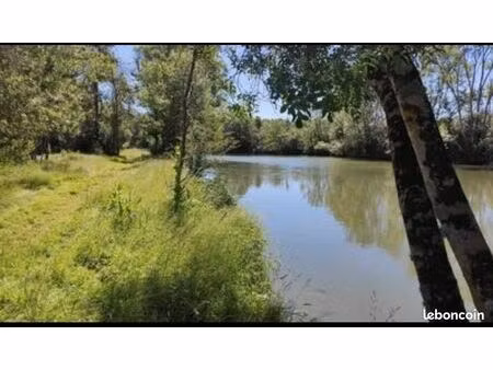 terrain de pêche  pour camping sauvage ou barbecue en bord de rivière