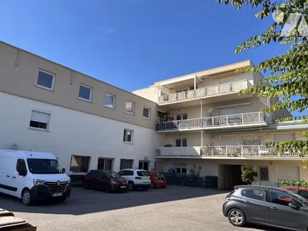 location locaux professionnels à pierrelatte (26700)  990 €