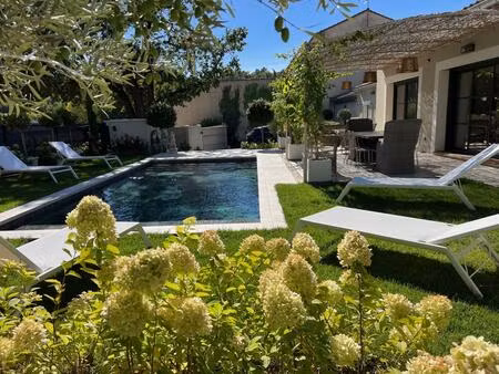 maison de plain-pied à vendre à gordes avec un beau jardin et une piscine chauffée