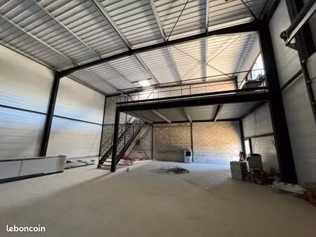 local logistique  autos 318 m²