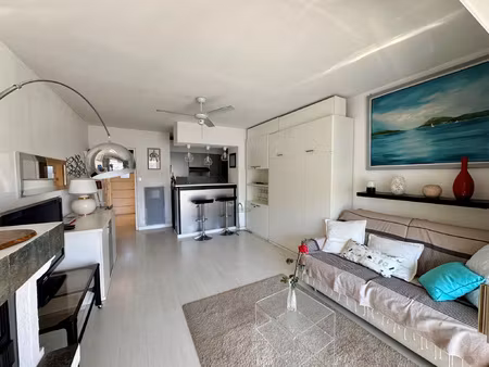 port du brusc - studio au calme avec place de parking