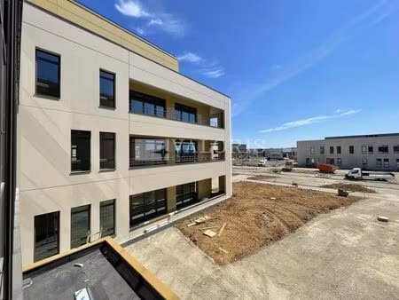 location bureau 4192 m² à genas (69740)