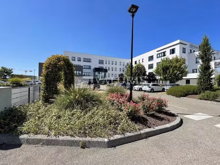 location bureau 975 m² à genas (69740)