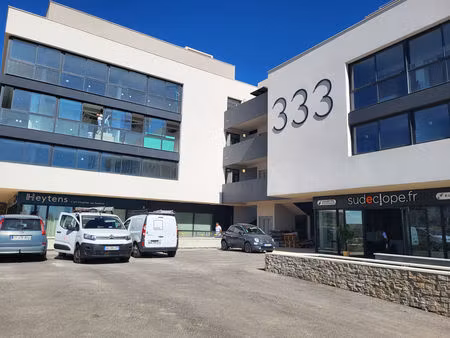 location local commercial 120m2 la seyne-sur-mer (83500) - 3000 € - surface privée