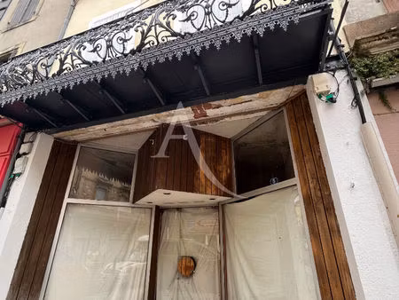 immeuble composé d' un local et d' un appartement.