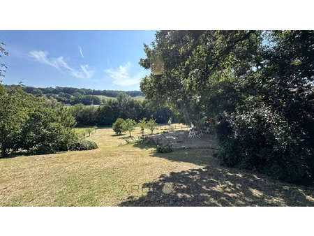 au calme  cet ensemble en pierre ne pourra que vous plaire !