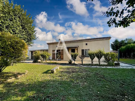 maison en pierre avec double garage - 3 chambres - proche des commodités