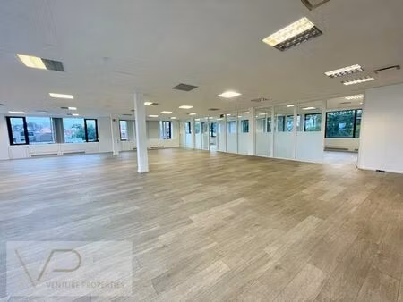 bureaux modernes à louer près du ring avec un accès prati...