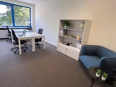 bureau spacieux (180 m²) avec espaces de travail séparés ...