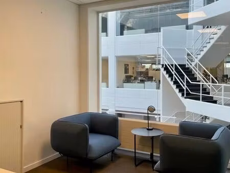 bureau spacieux (180 m²) avec espaces de travail séparés ...