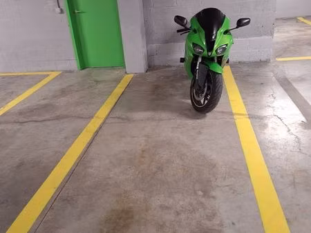 investissement unique garage moto dans un quartier prisé