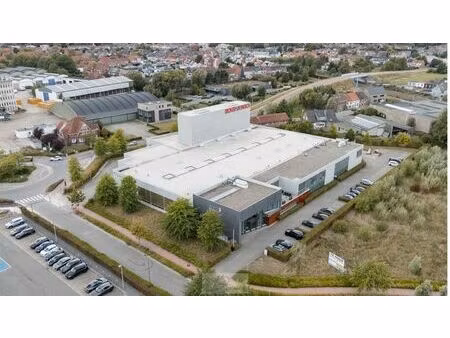 entrepôt avec bureaux à louer dans un emplacement stratég...