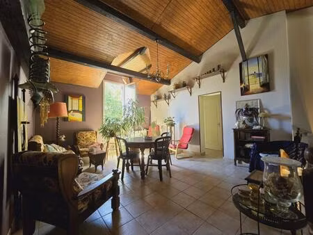 maison familiale spacieuse avec 4 chambres  un grand sous-sol et une piscine