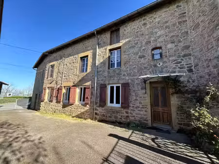 maison d’habitation élevée sur 2 niveaux avec cour attenante
