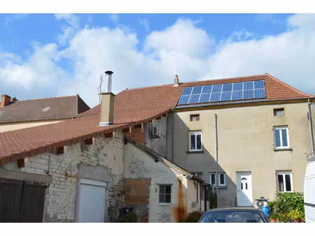 grande maison de village  autrefois restaurant  offrant de m