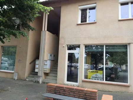 location commerce 2 pièces 57 m² à bressols (82710)