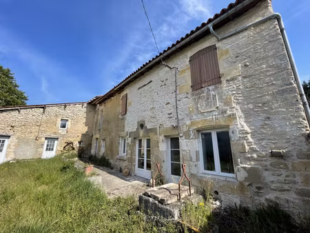 corps de ferme avec potentiel de 500 m2 habitables a renover au futuroscope !