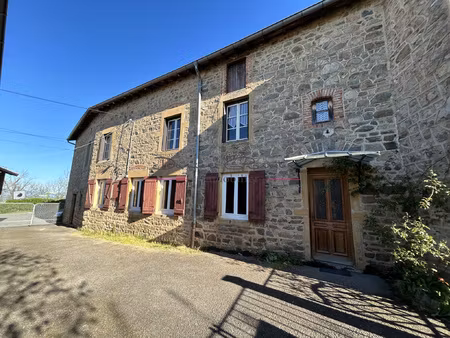 maison d'habitation élevée sur 2 niveaux avec cour attenante