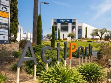 location commerce mougins 327 m²