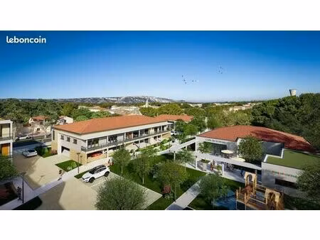 murs commerciaux 700 m² sénas